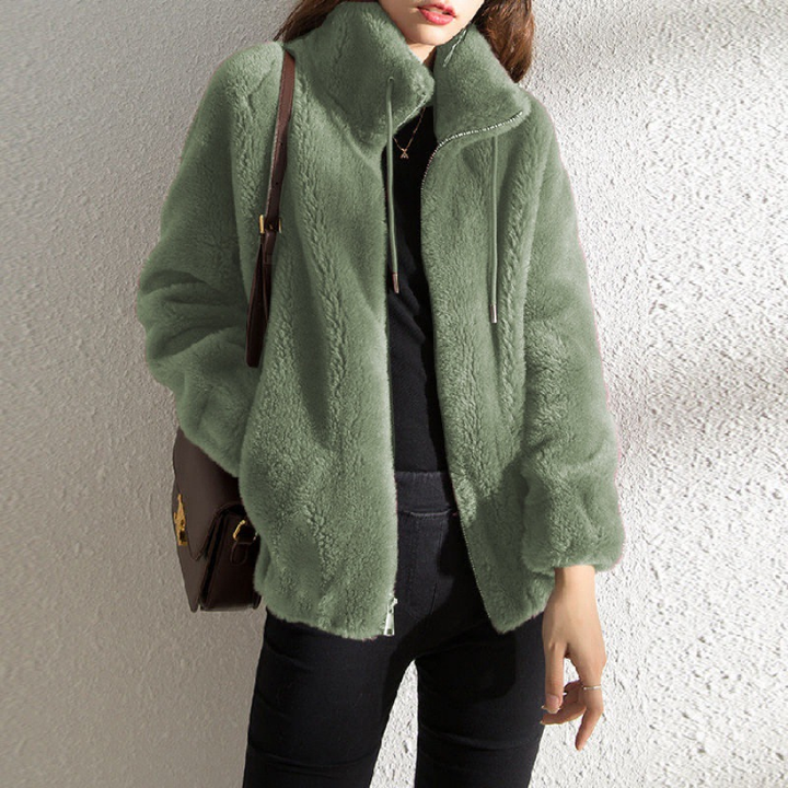 Marina teddy coat in green, close-up front view with zipper